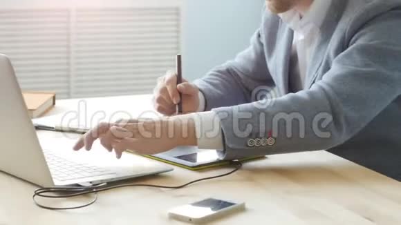 办公室工作理念一位年轻的男性设计师在平面平板电脑上工作视频的预览图
