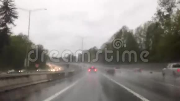 下雨天开车视频的预览图
