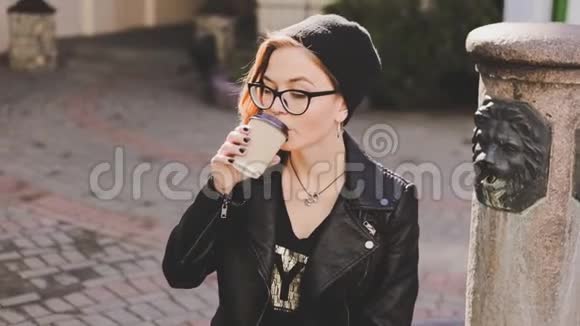 年轻女子喝咖啡在户外放松视频的预览图