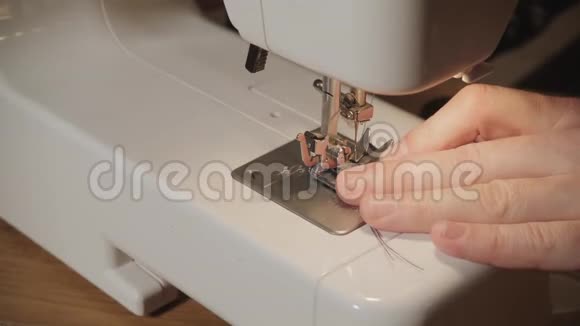 特写镜头在纺织厂做裁缝用缝纫机的年轻人领结视频的预览图