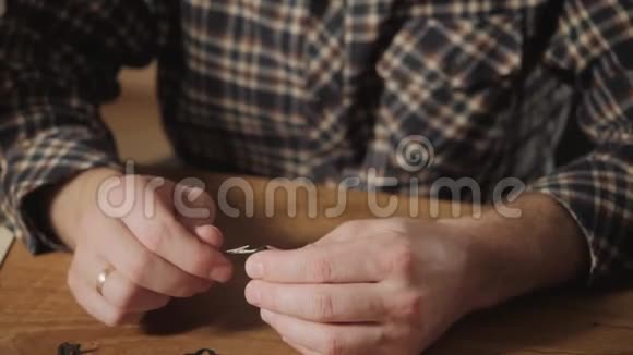 蝴蝶领带手工制作零件的特写漂亮的年轻人做裁缝用缝纫视频的预览图