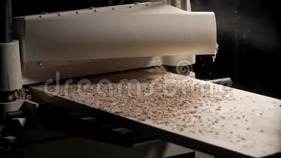 木质机工艺板用会飞的锯末堵住视频的预览图