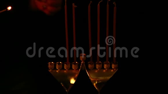 那女人用手把蜡烛插在烛台上准备光明节静态摄像机视频的预览图