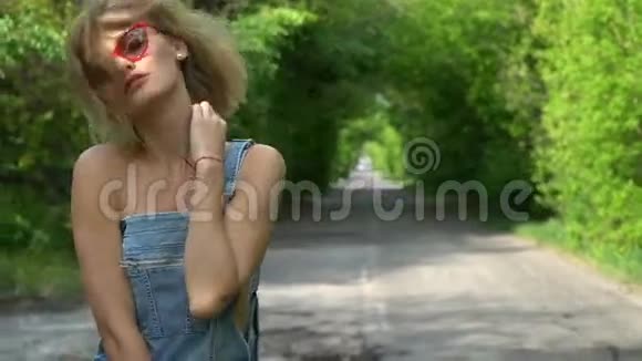 穿着牛仔布和太阳镜的年轻女孩视频的预览图