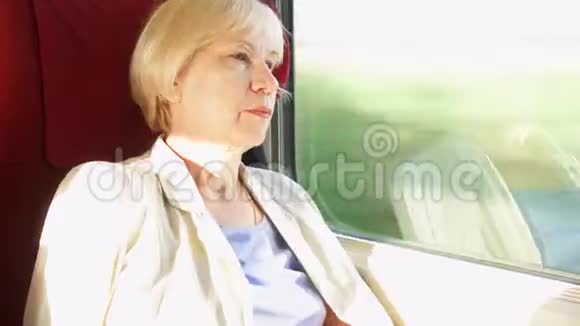 高级金发女人在高速国际列车上放松很高速轻微的自然震动视频的预览图