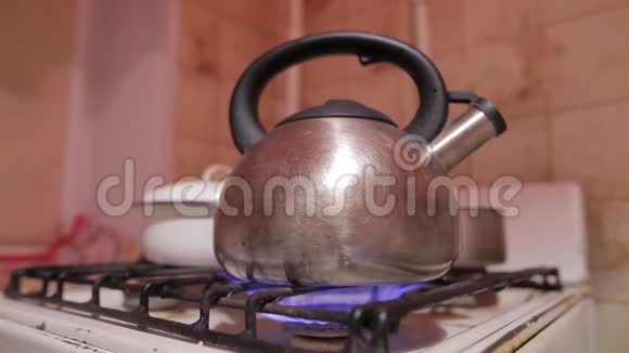 用金属茶壶在旧煤气炉上加热水的特写镜头它开始蒸视频的预览图