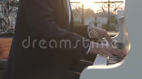 钢琴家演奏钢琴的悲伤音乐视频的预览图