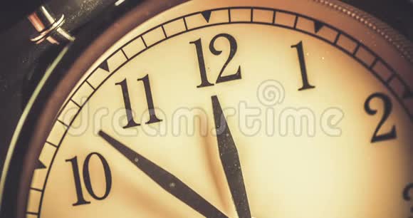古老的老式闹钟显示中午或午夜的移动是十二点节日快乐新年喜庆视频的预览图