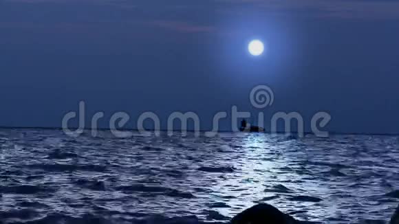 在神奇的夜晚船在月亮下航行视频的预览图