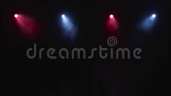 烟雾穿过红色蓝色激光在黑色背景上的光线视频的预览图
