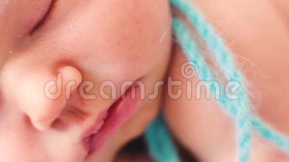 睡眠新生儿的特写脸视频的预览图