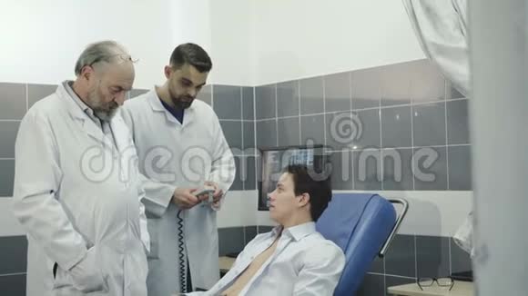 两名医生对病人进行检查4K视频的预览图
