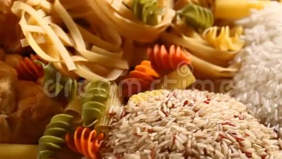 米饭和意大利面和面包视频的预览图