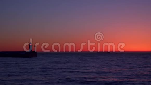一个黎明时灯塔闪烁的码头视频的预览图