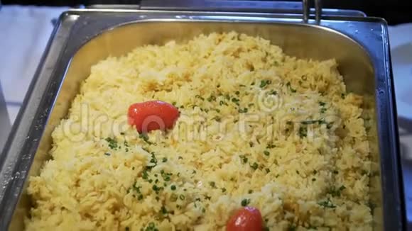 自助餐米饭配西红柿和草药视频的预览图