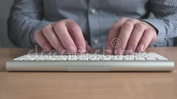 一个男人在电脑键盘上打字的手视频的预览图