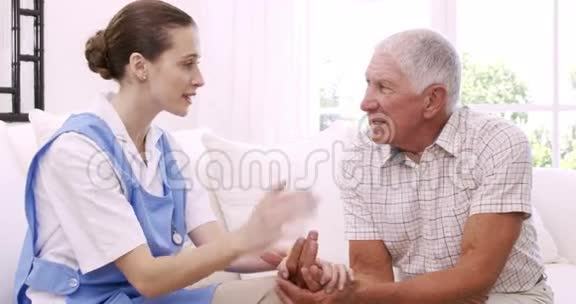 老人在和护士说话视频的预览图