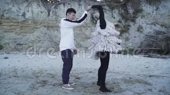 跨种族夫妇在户外自由跳舞亚洲男人和高加索女孩跳当代舞蹈青少年视频的预览图