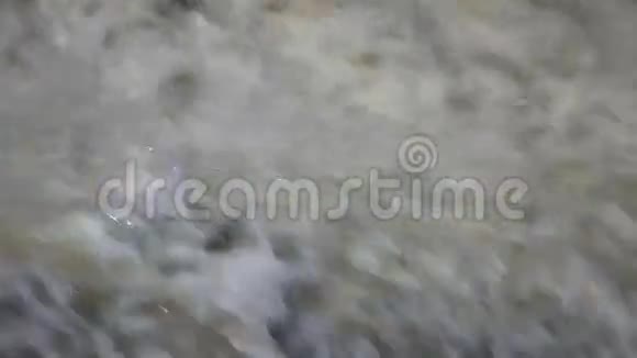 悬崖上的瀑布视频的预览图