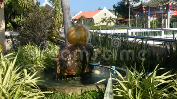 库格尔喷泉或石球喷泉在室外花园的喷水装饰视频的预览图