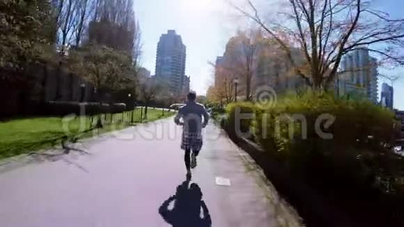 男人在城里慢跑4K视频的预览图