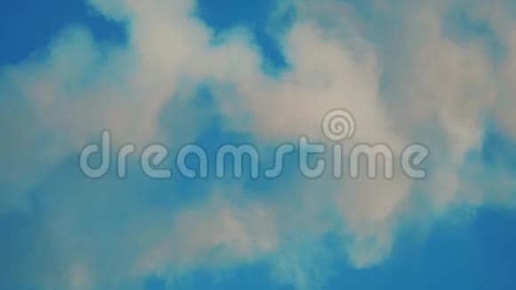 火焰黑烟对蓝天背景造成污染黑色背景云纹理烟雾抽象视频的预览图
