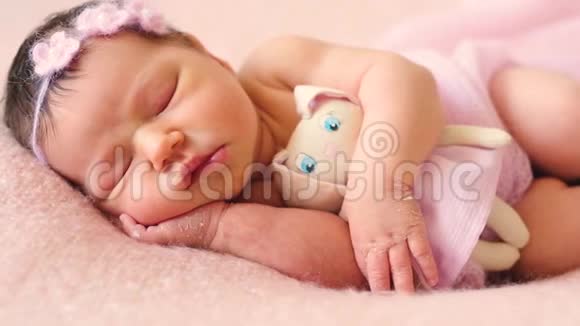 可爱的新生婴儿粉色毯子视频的预览图