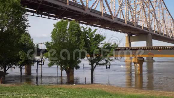 圣路易斯密西西比河上的马丁路德金桥视频的预览图