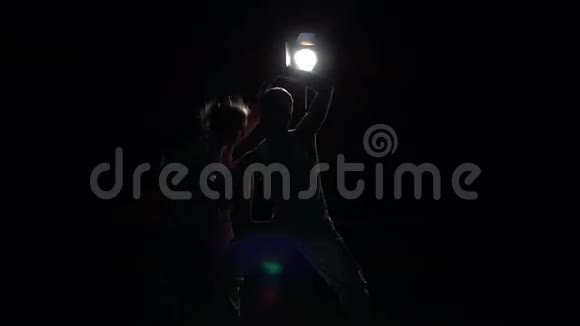 伴舞者在黑暗中跳现代舞蹈视频的预览图
