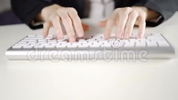 商务女性办公室里用键盘电脑打字视频的预览图