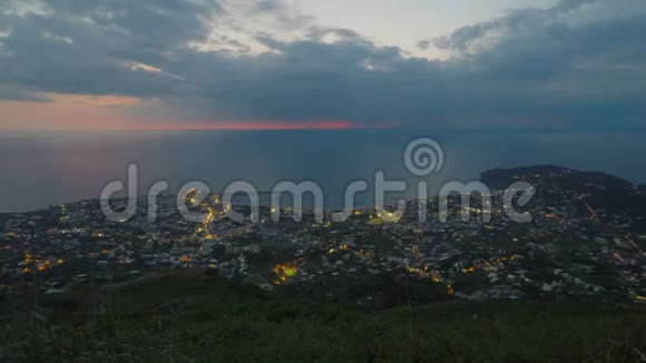 度假小镇近海夜晚城市灯光延时从山顶俯瞰视频的预览图
