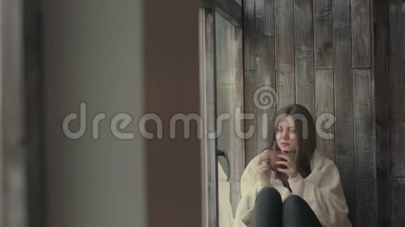 一个穿窗而过的女孩视频的预览图