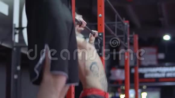 两个有纹身的人在健身房穿着拳击短裤视频的预览图