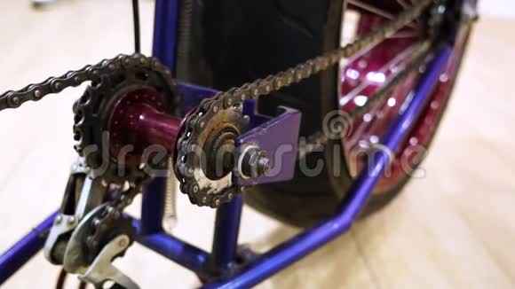 一辆拥有大后轮驱动系统的自行车视频的预览图