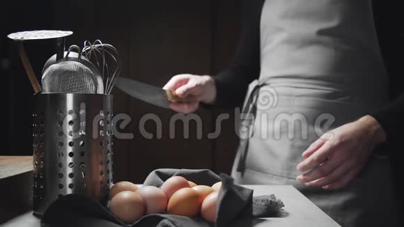 厨师展示了熟练使用厨房用品用人手搅拌能力厨房专业厨师刀视频的预览图