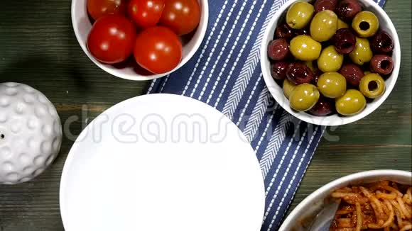 在白色碗中供应意大利式意大利风味肉酱面视频的预览图