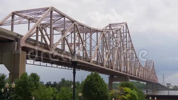 圣路易斯密西西比河上的马丁路德金桥视频的预览图