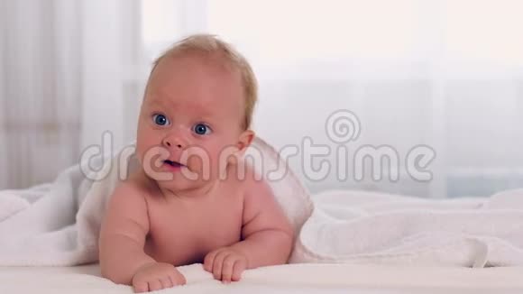 可爱的小宝宝躺在肚子上视频的预览图