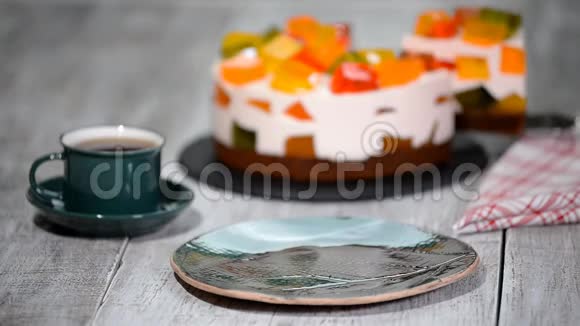 带彩色果冻的蛋糕一块蛋糕碎玻璃视频的预览图