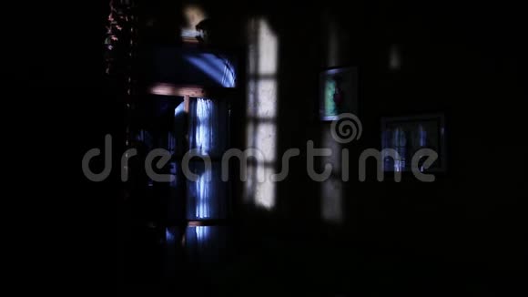 一个女人影子靠在墙上黑暗的房间里视频的预览图