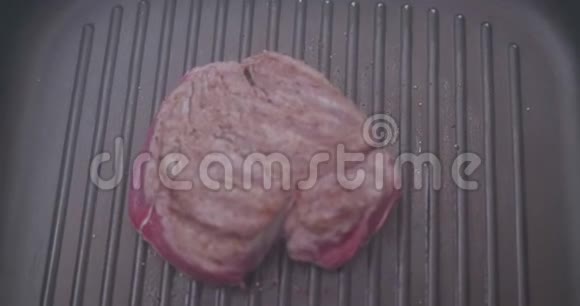 在烤盘上烹制美味的红牛排视频的预览图