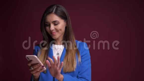 有吸引力的白种人女性在电话上浏览的特写照片和对社交媒体帖子的反应视频的预览图