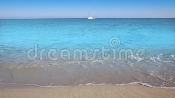 完美的海滩与帆船在绿松石水色和波浪视频的预览图