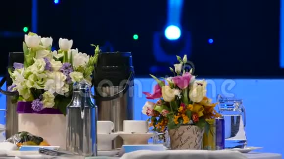 音乐会上的贵宾席自助餐为各位贵宾准备的鲜花视频的预览图