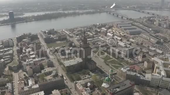 里加市Drone航班建筑物住宅公寓大楼和欧洲老城区视频的预览图