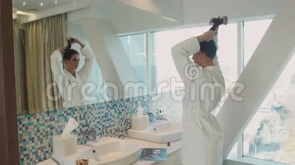 旅馆里的女孩在镜子附近视频的预览图