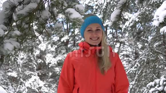 雪从树上落在女人头上视频的预览图