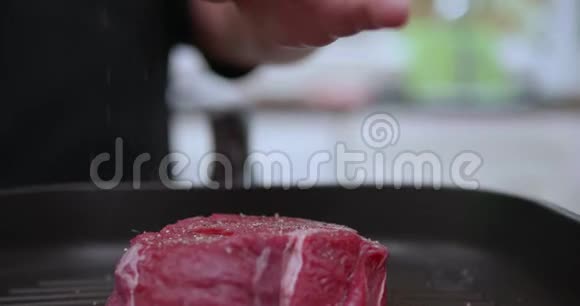 在烤盘上烹制美味的红牛排视频的预览图