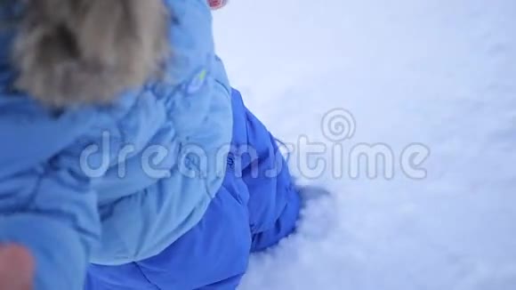 双腿埋在雪地特写镜头里视频的预览图