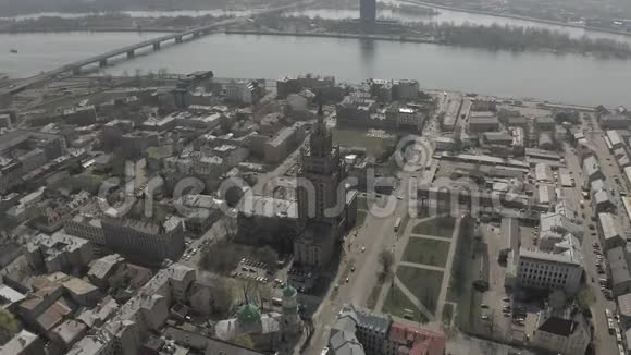 里加市Drone航班建筑物住宅公寓大楼和欧洲老城区视频的预览图